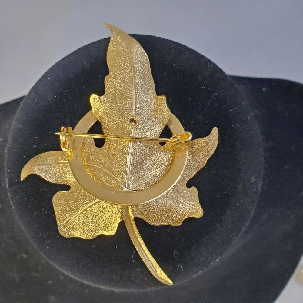 Vintage Unmarked Gold-tone Metal Leaf Faux Pearl Mary Jesus medal Brooch Pin